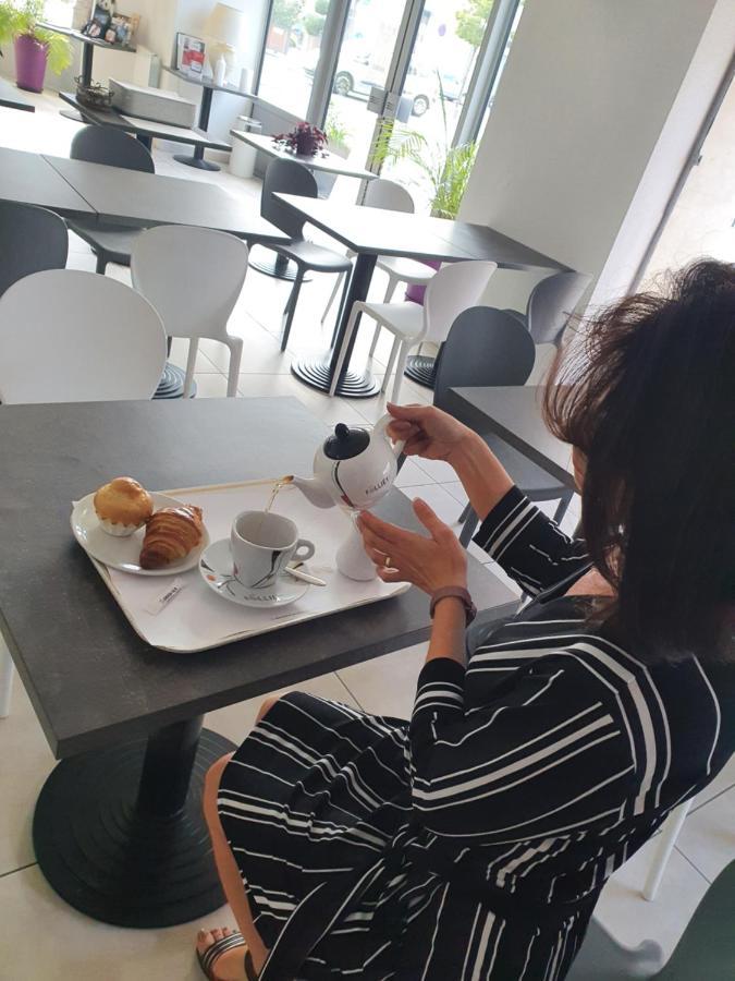 Brit Hotel Confort Nevers Centre Gare Buitenkant foto